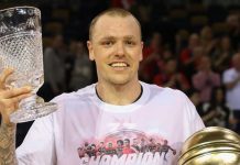 Taylor King se incorpora a Atenas