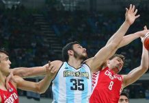 Sale Roberto Acuña y entra Luciano González