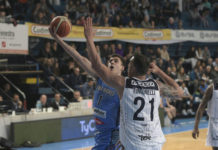 Bahía Básket venció a Peñarol en el cierre