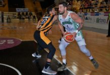 Atenas derrotó a Libertad y aún sigue con vida