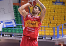 La rompió Delfino en la victoria del Pesaro en Italia