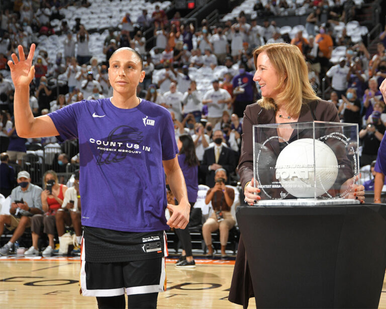 Diana Taurasi fue elegida por el público como la mejor jugadora de la historia