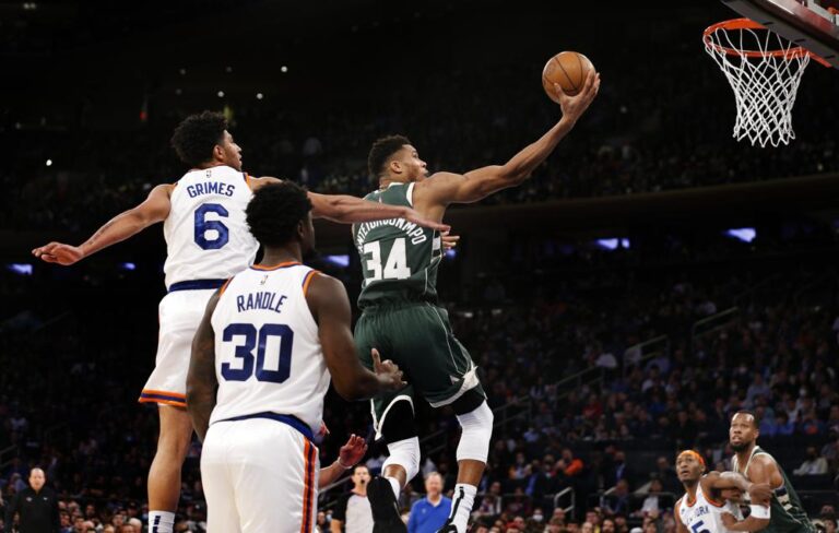 Milwaukee abrió el domingo de NBA ganándole a los Knicks