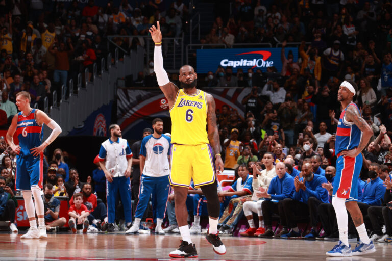 LeBron James superó a Malone entre los anotadores históricos