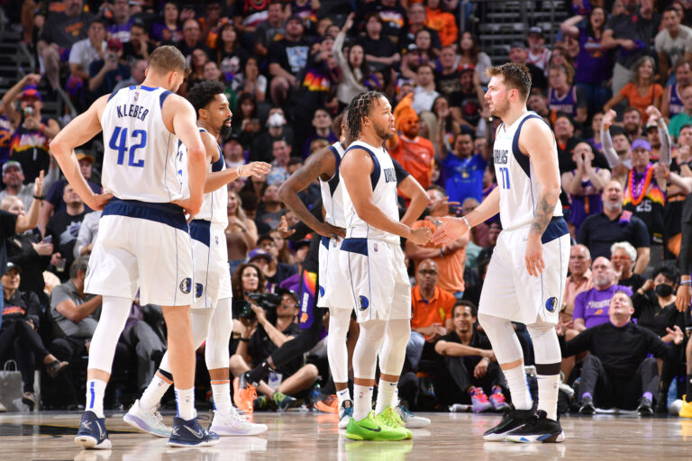 Vía Doncic y Brunson, Dallas le recortó distancias a los Suns
