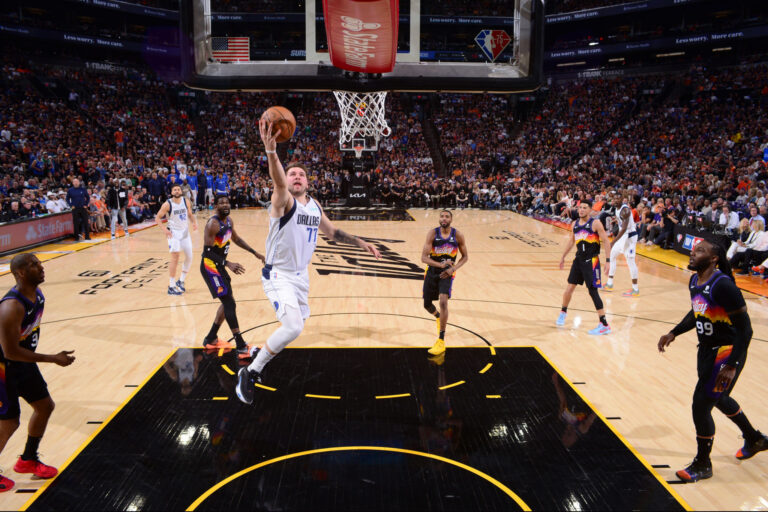 ¡Paliza de Dallas para eliminar a los Suns!