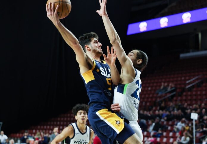 Bolmaro atacando el aro en una nueva noche con los Stars de G League.