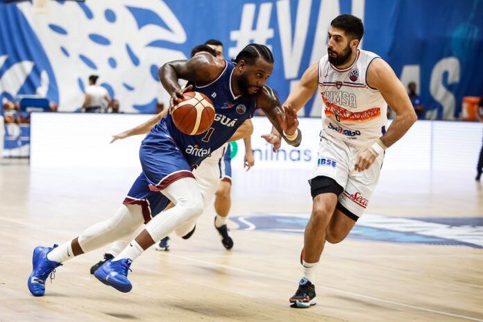 Victor Rudd, ex Euroliga, ataca contra la defensa de Quimsa.