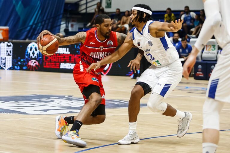Brandon Robinson ataca el aro en el duelo ante Minas.
