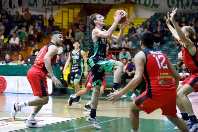 En un Cerutti con buena cantidad de público, Atenas derrotó a San Martín con Federico Mariani como figura, con 30 puntos.