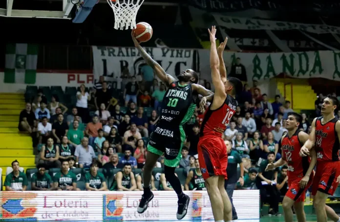 Javion Blake deja Atenas