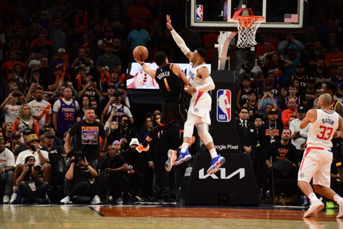 Westbrook tapando a Booker, la 1 del Top 10 de los NBA Playoffs.