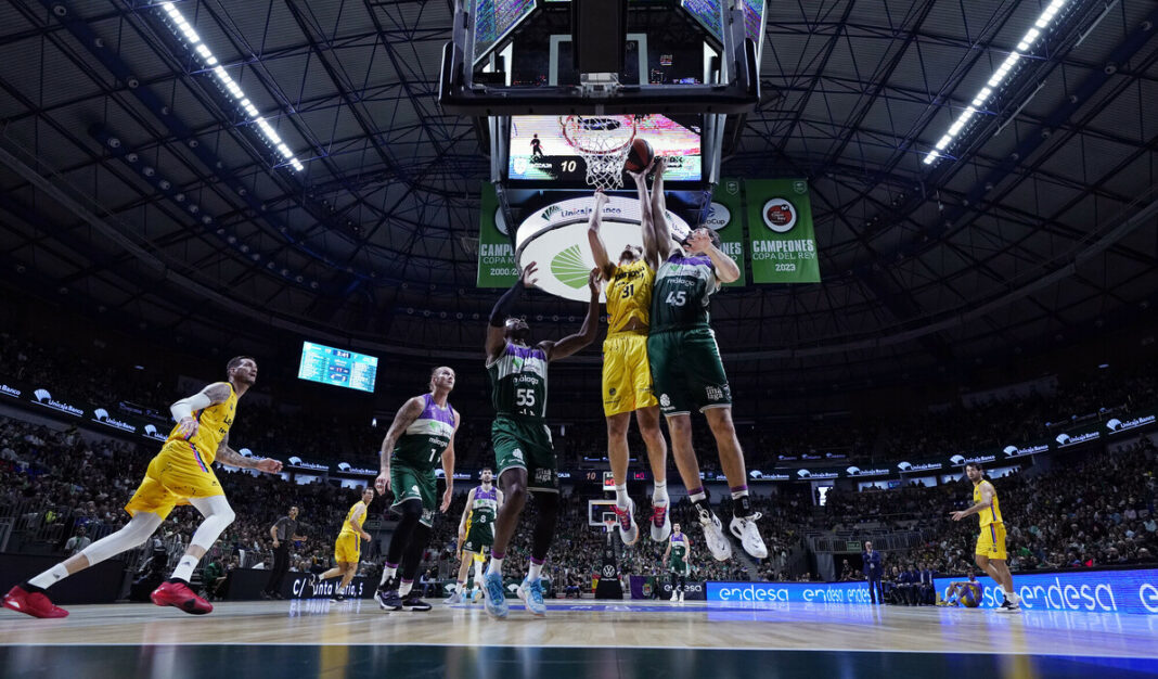 Unicaja Málaga le ganó a Lenovo Tenerife. Unicaja Málaga le ganó a Lenovo Tenerife.