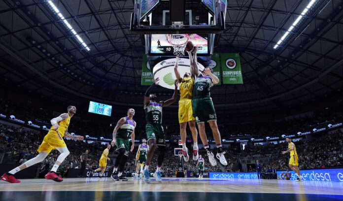 Unicaja Málaga le ganó a Lenovo Tenerife. Unicaja Málaga le ganó a Lenovo Tenerife.