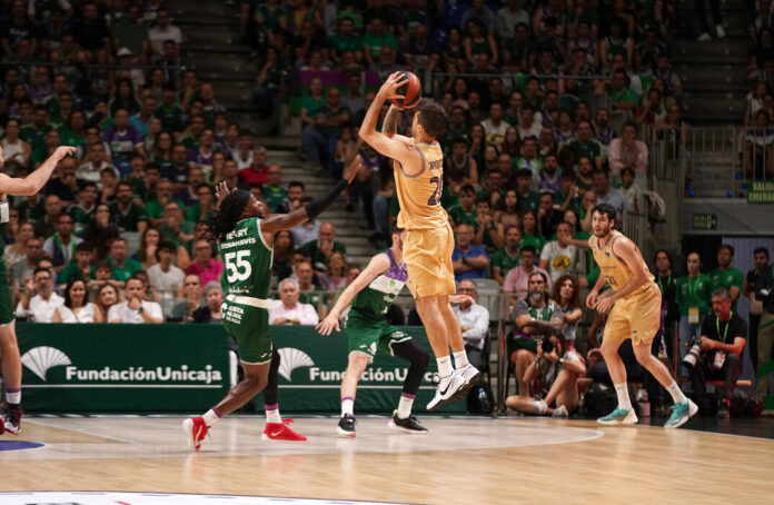 Barcelona y Real Madrid son los finalistas de la Liga Endesa. Barcelona y Real Madrid son los finalistas de la Liga Endesa.
