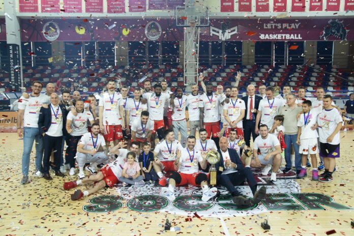 Estrella Roja campeón con Campazzo y Vildoza Estrella Roja campeón con Campazzo y Vildoza