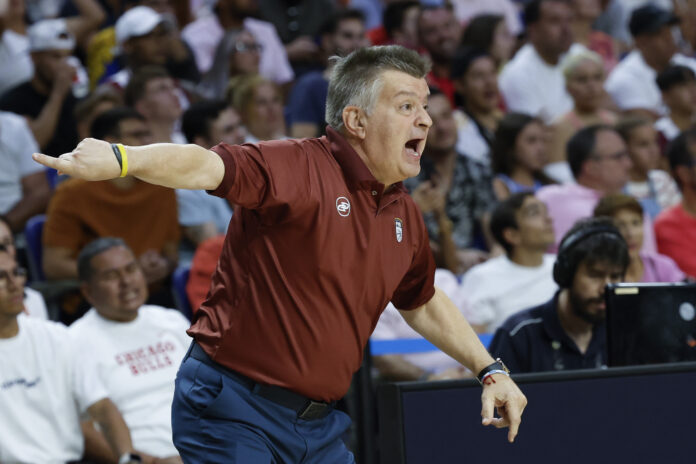 El seleccionador nacional de baloncesto de Venezuela Fernando Duró durante el encuentro amistoso de preparación para el Mundial de Filipinas, Indonesia y Japón que los combinados nacionales de España y Venezuela juegan este 4 de agosto de 2023. EFE/ Mariscal