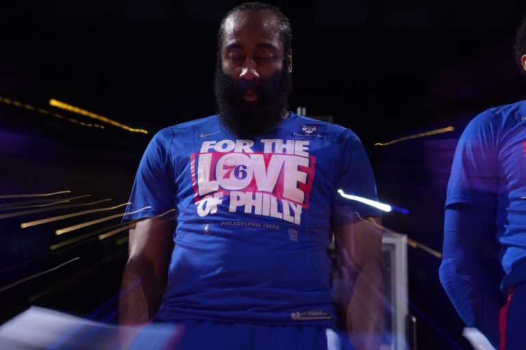 La NBA multó en 100.000 dólares a James Harden