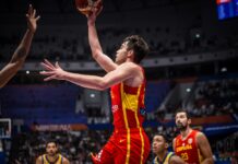 El último campeón sigue a paso firme en el mundial España ganó y es puntero del grupo