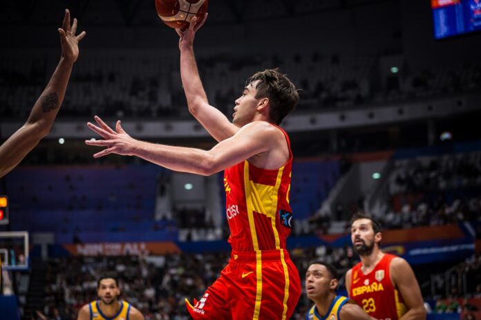 España ganó y es puntero del grupo