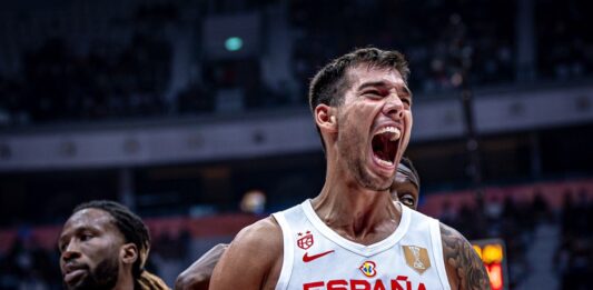 España ganó en el debut