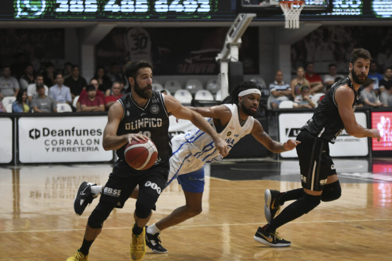 Olímpico ganó y sigue arriba