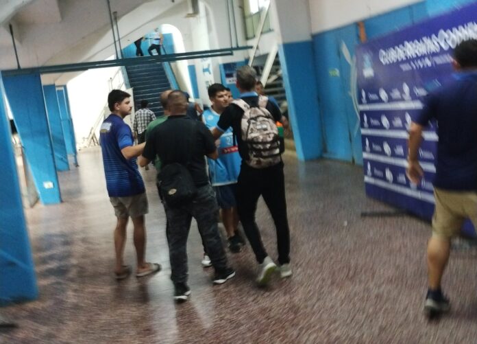 Incidentes en la cancha de Regatas
