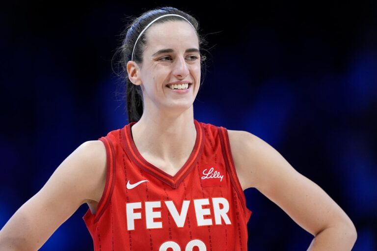 Caitlin Clark sonríe tras el nuevo récord en la WNBA.