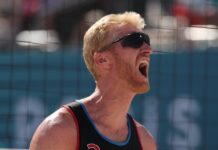 De jugar en la NBA a brillar en el beach vóley de París 2024: la historia de Chase Budinger Chase Budinger festeja tras el triunfo en París 2024.