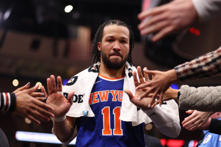Jalen Brunson saluda al público de los Knicks en el Madison Square Garden.
