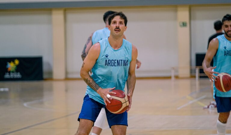 Nicolás Laprovittola está con el seleccionado argentino de cara a los juegos en Portugal.