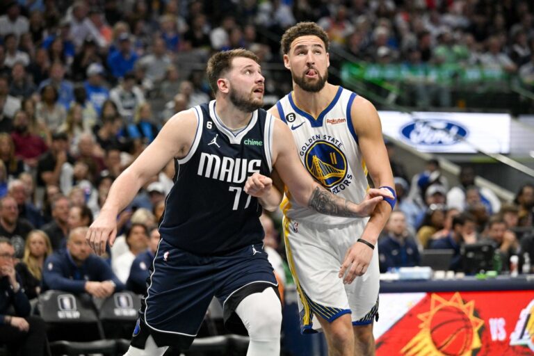 Klay Thompson pelea por el rebote junto a Luka Doncic. Serán compañeros en los Dallas Mavericks.