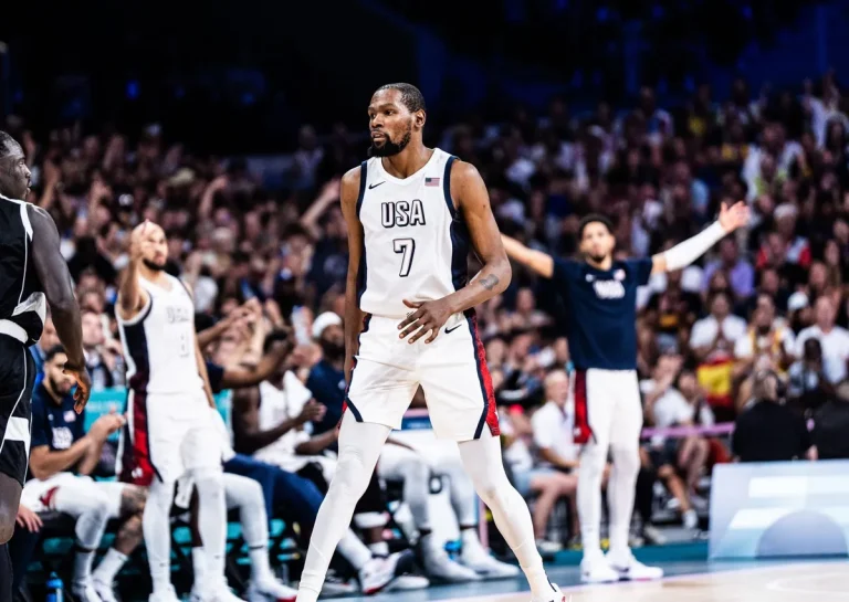 Kevin Durant hace historia: líder en anotación y rebotes para EE.UU