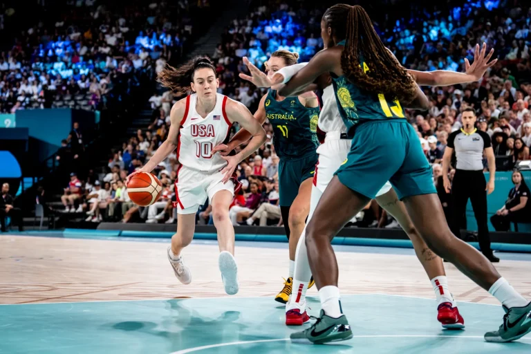Breanna Stewart lideró el triunfo de Estados Unidos sobre Australia.