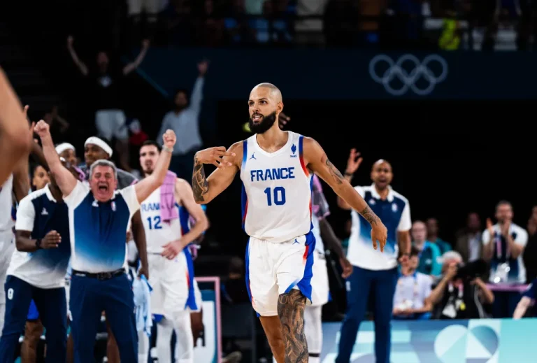 Evan Fournier metió un triplazo de mitad de cancha para clasificar a Francia a semifinales.