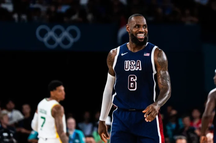 LeBron James sonríe tras la victoria de Estados Unidos sobre Brasil.