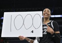 A’Ja Wilson hizo historia: 1000 puntos en una temporada de WNBA A'Ja Wilson posa con un cartel de '1000' por su récord.