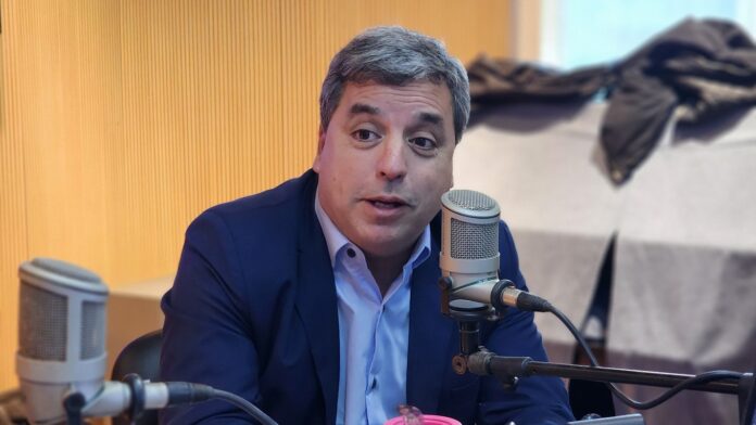 David Urreta habla a los micrófonos.
