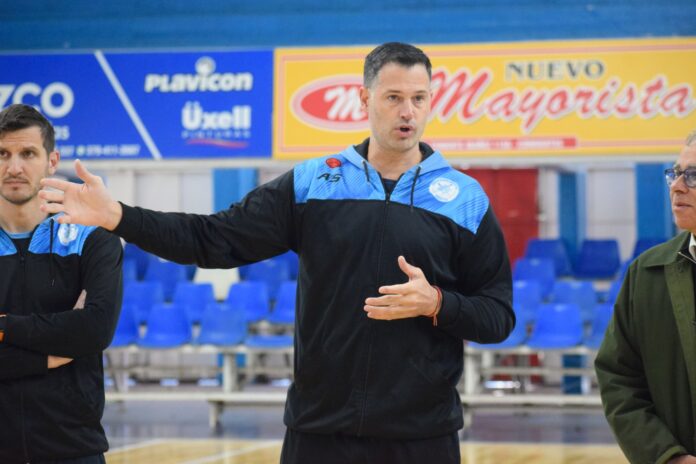 GV7EH-DXYAEqqmU Fernando Calvi, el entrenador de Regatas.