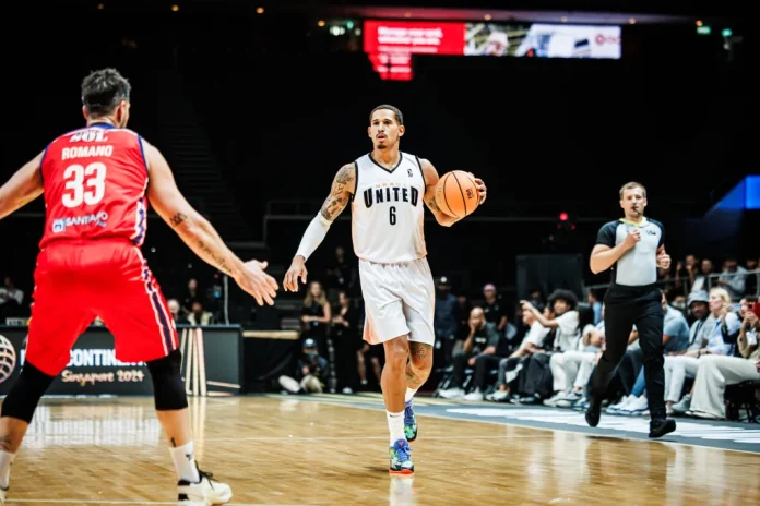 Juan Toscano-Anderson lleva la pelota en el juego entre G-League United y Quimsa.