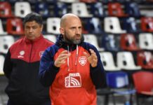 Leandro Ramella: «Necesitamos más de lo colectivo y eso nos pesó» Leandro Ramella alienta a sus jugadores.