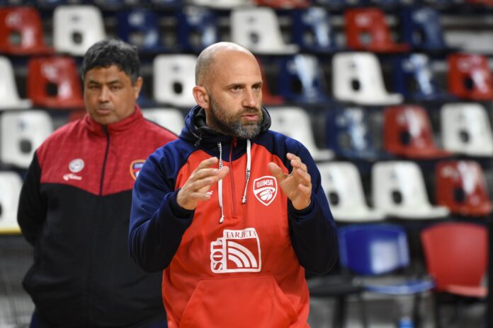 Leandro Ramella alienta a sus jugadores.