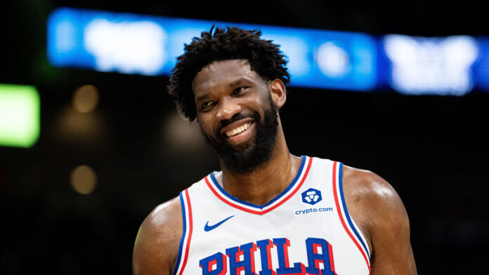 cropped_GettyImages-1950107924 Joel Embiid sonríe.