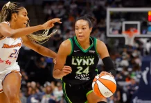 WNBA: Connecticut hizo valer su experiencia; Napheesa Collier hizo historia Napheesa Collier driblea hacia el aro. Tuvo una noche histórica junto a las Lynx.