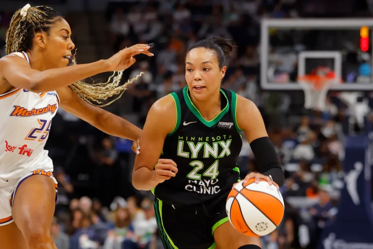 Napheesa Collier driblea hacia el aro. Tuvo una noche histórica junto a las Lynx.