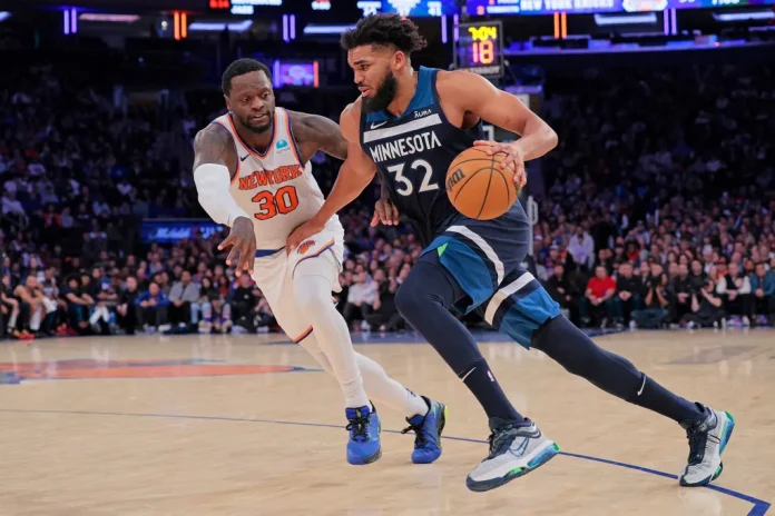 Julius Randle defiende a Karl-Anthony Towns.
