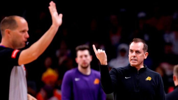 nba-plain--a85ad05b-d230-494e-9d6f-06a3199334b3 Frank Vogel pide un coach challenge durante un partido de los Phoenix Suns.