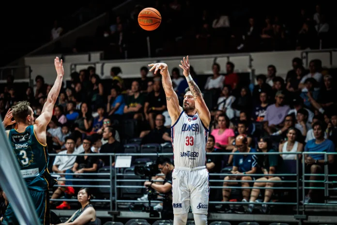 z8xdlxbzzy532bphnpji Nicolás Romano tira ante la marca de un jugador de Tasmania JackJumpers.