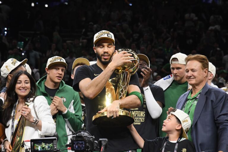 Jayson Tatum abraza el trofeo luego del campeonato de los Boston Celtics.