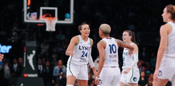 Courtney Williams y Napheesa Collier, las líderes de las Lynx, festejan el triunfo.